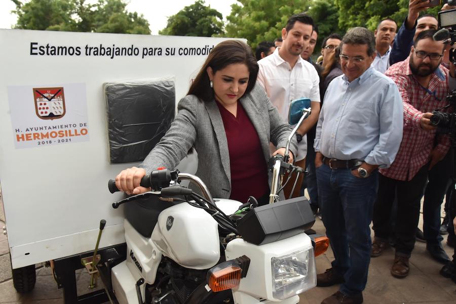 Recibe alcaldesa motocicletas recolectoras del Patronato del Centro