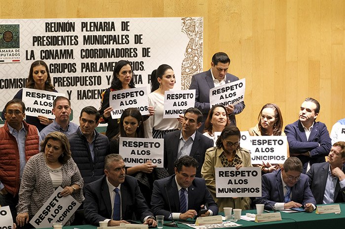 Rebelión de ediles “invitados” desata el caos en San Lázaro