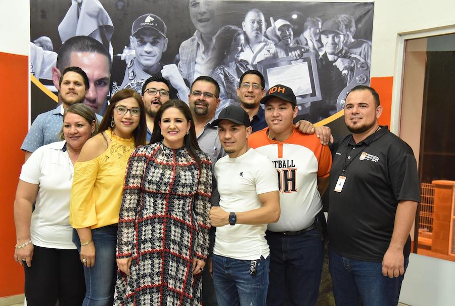 Encabeza alcaldesa Celida López reconocimiento a “El Gallo” Estrada