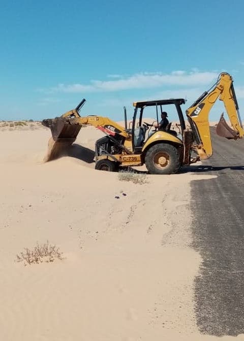 Continúa Junta de Caminos bacheo y retiro de arena en San Luis y Peñasco