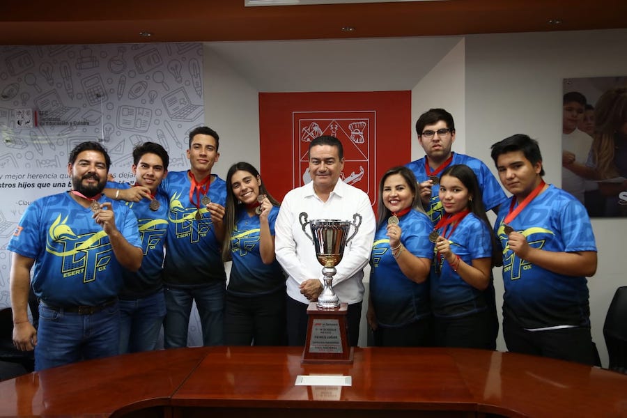 Felicita Víctor Guerrero a alumnos de Cobach Guaymas y Empalme que representarán a México en Emiratos Árabes Unidos