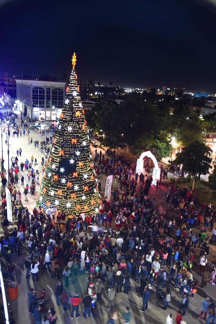Enciende alcaldesa Celida López árbol navideño monumental en el centro histórico de Hermosillo