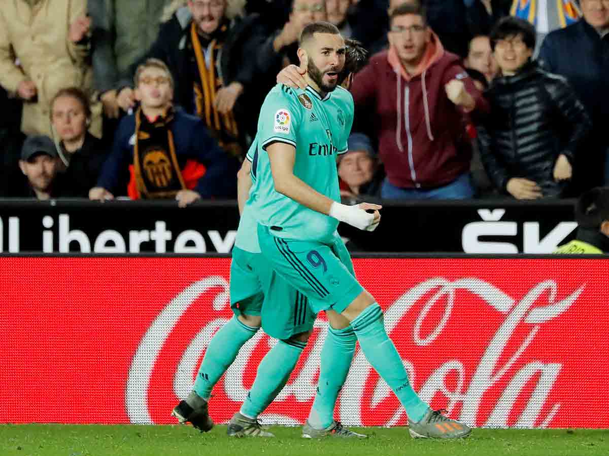Benzema rescata al Real Madrid en Valencia