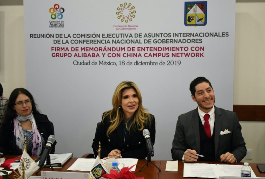 Firma Gobernadora Pavlovich memorándums de entendimiento con China Campus Network y Alibaba
