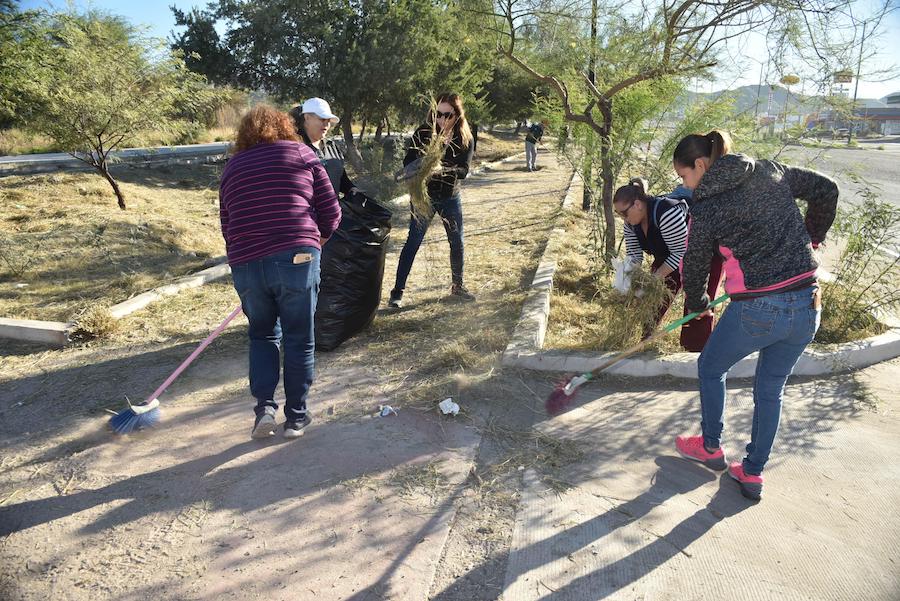 Servidores públicos limpian tramo de Milla Norte