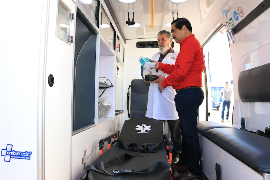Entrega Director del Isssteson ambulancia, equipo de hemodiálisis y laboratorio en SLRC