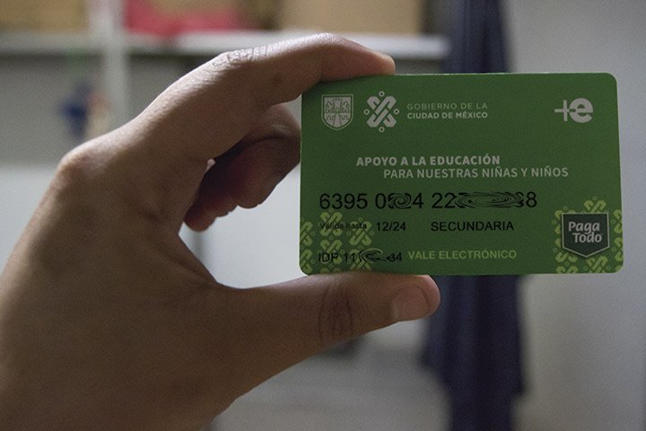 Adultos le dan la vuelta a las becas para educación