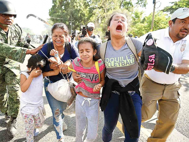 Cortan paso a 2 mil migrantes; chocan con Guardia Nacional