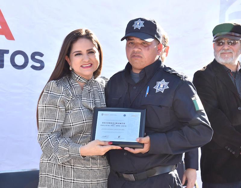 Entrega alcaldesa distinción a Policía del Año Christian Abel Bueno Entrega alcaldesa distinción a Policía del Año Christian Abel Bueno