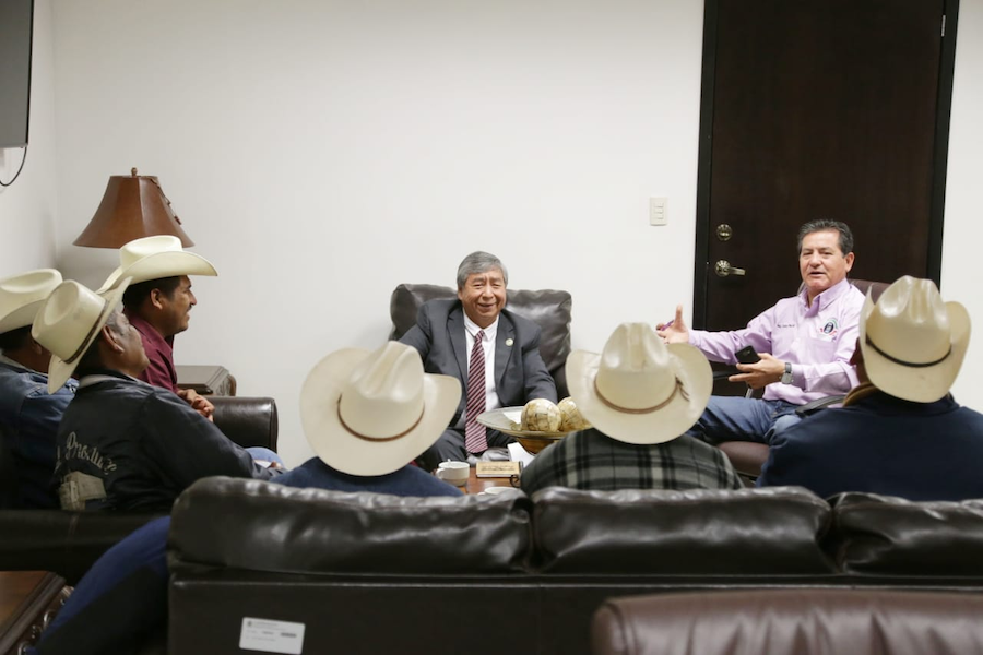 Atiende Presidente del Congreso a representantes de las etnias Seri y Yaqui