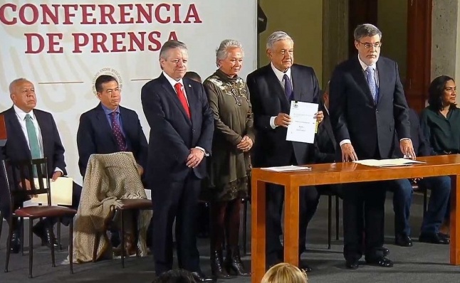 Adopta López Obrador reforma judicial planteada por la SCJN