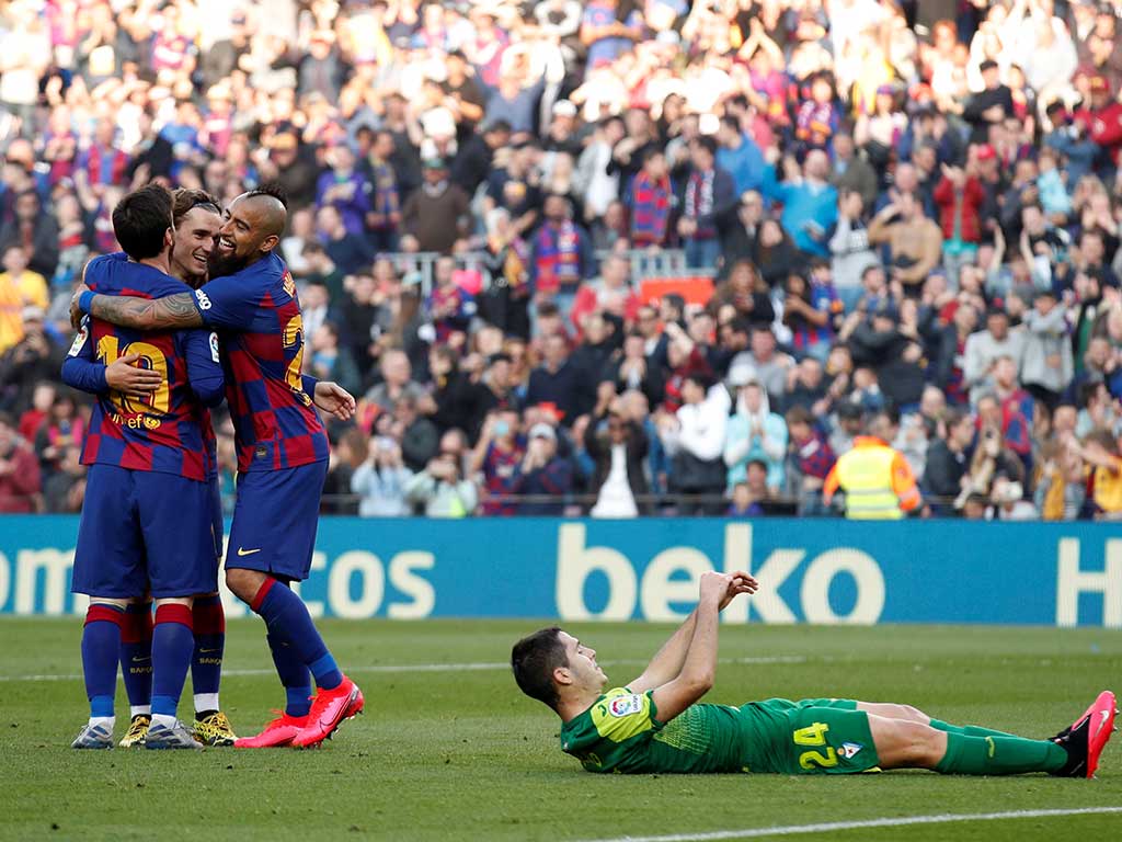 Se luce Messi con póker; abucheos para Bartomeu