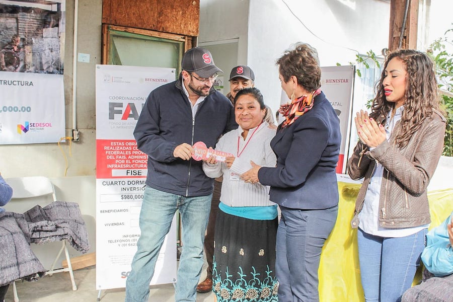 Familias de Nacozari y Moctezuma reciben cuartos y baños por parte de Sedesson