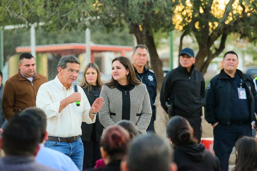 Dialoga alcaldesa Celida López con vecinos de la colonia Altares