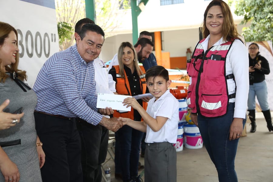 Reciben alumnos de La Colorada becas y acciones de rehabilitación de escuelas