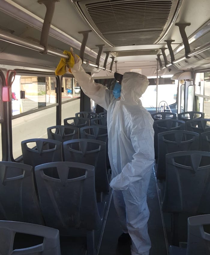 Mantienen labores de limpieza y desinfección en transporte público