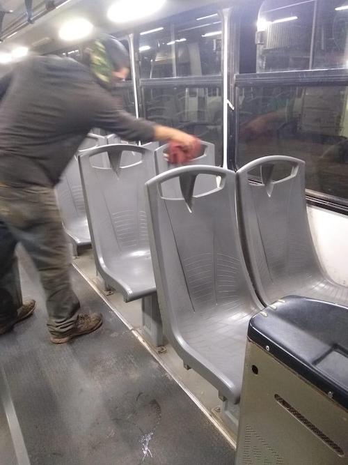 Realizan labores de limpieza y desinfección en camiones de transporte urbano