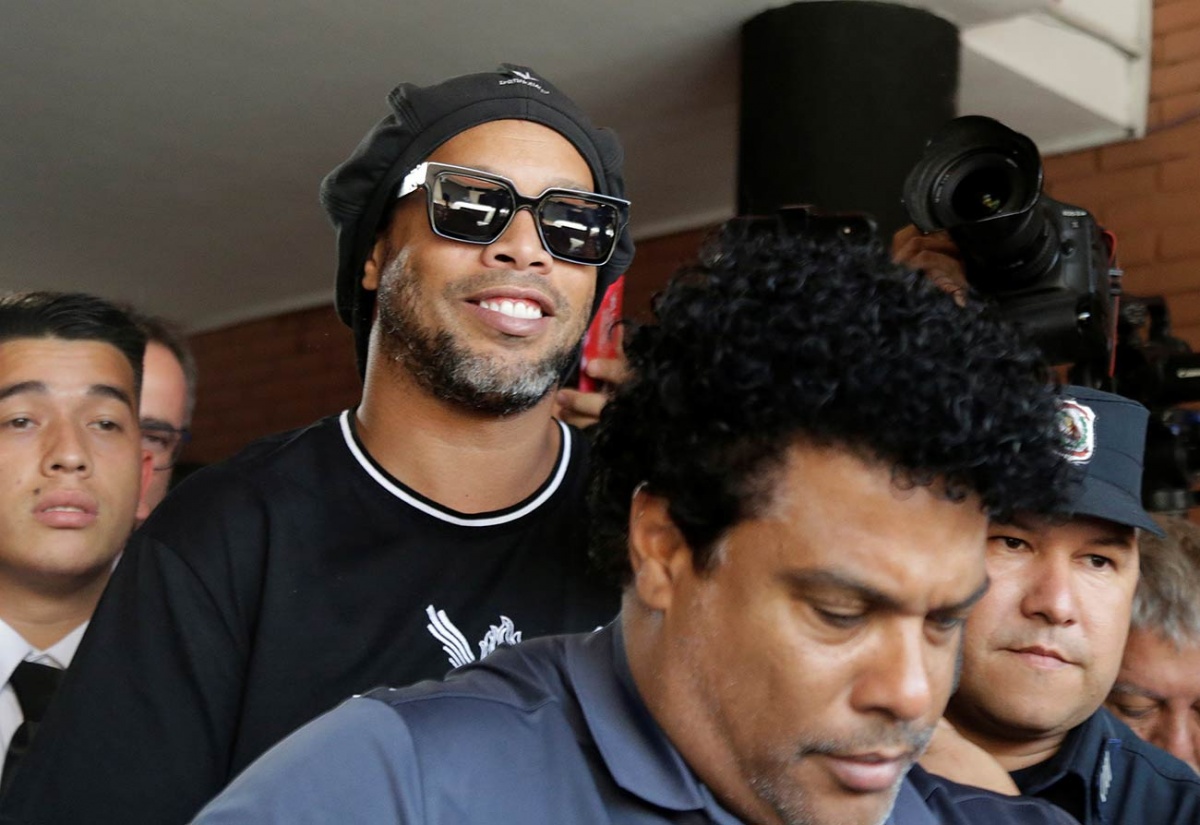 Liberan a Ronaldinho tras ser detenido en Paraguay