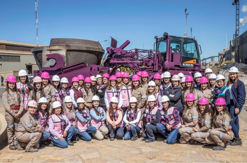 Reconoce Gobernadora trabajo de mujeres mineras y entrega apoyos a familias de la sierra