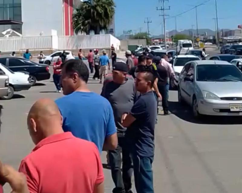 Retiran autoridades a ciudadanos que hacían fila para comprar cerveza