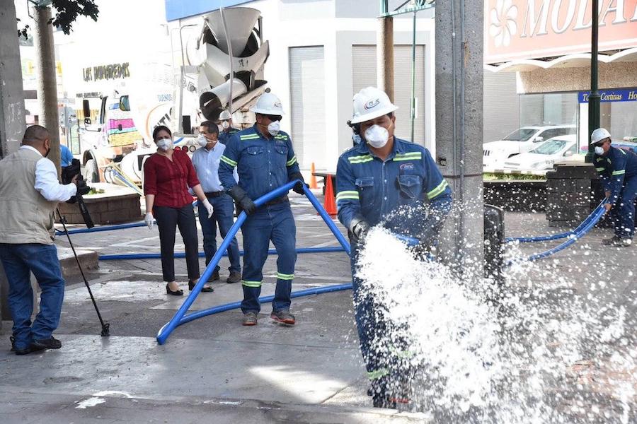 Sanitizan andador del Mercado Municipal de Hermosillo