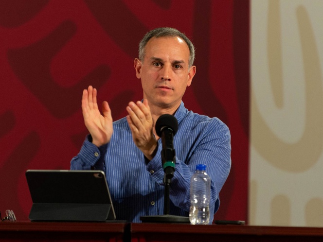 Asistentes a conferencia de Salud dedican aplausos a médicos que atienden Covid-19