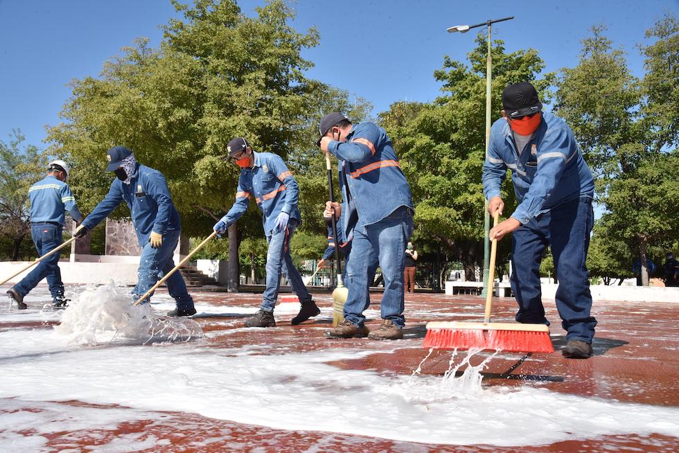 Continúan limpieza de espacios públicos en Hermosillo; este viernes fue en la Plaza 16 de Septiembre