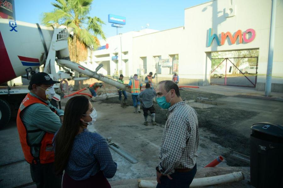 Alcaldesa Celida López supervisa detalles finales de pavimentación con concreto hidráulico en la calle Matamoros