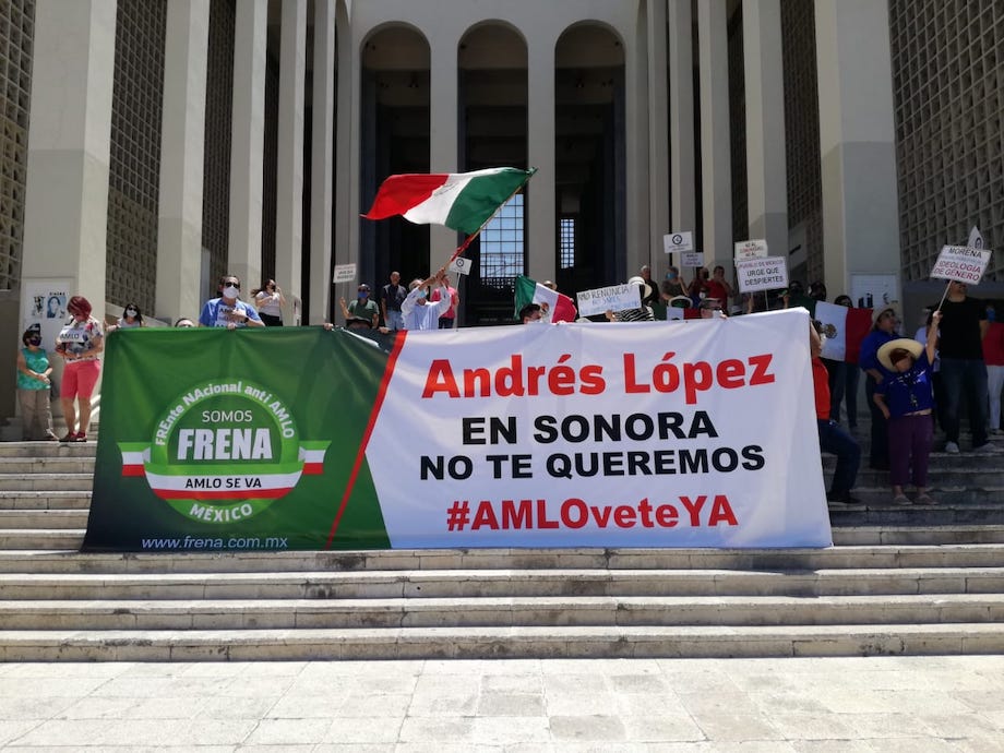 Manifestantes solicitan renuncia de AMLO