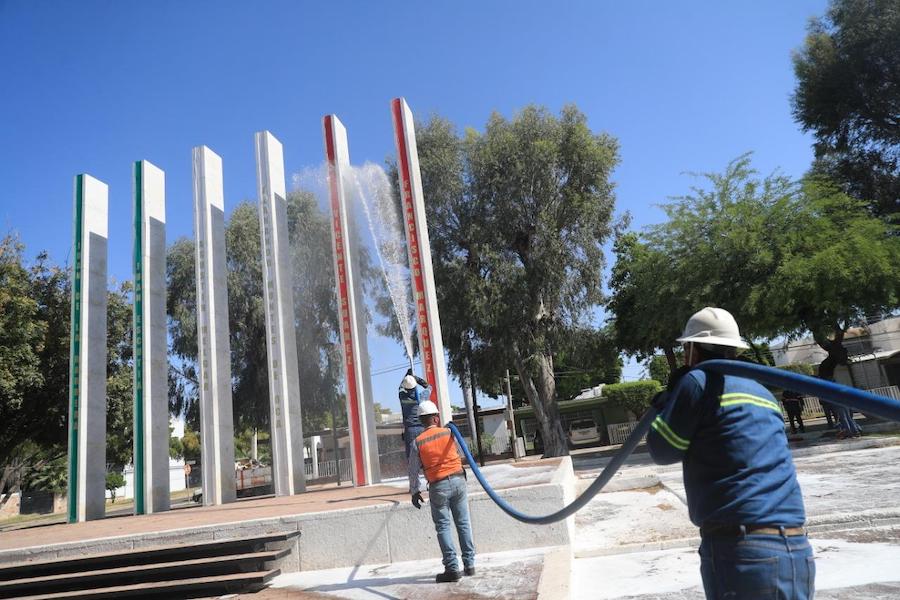 Sanitizan la plaza de los Niños Héroes en Hermosillo