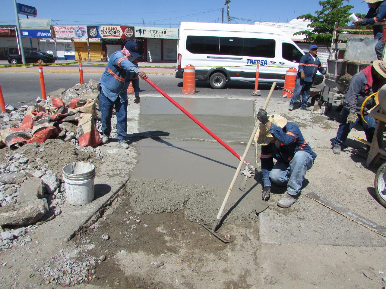 Reparan autoridades tramos dañados en distintas vialidades