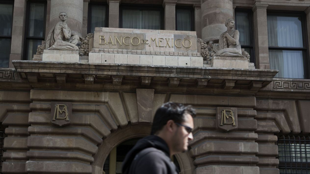 Empeora pronóstico para la economía mexicana: analistas prevén contracción de 8.16% en 2020