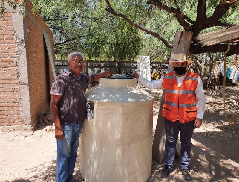 Reciben tinacos familias del ejido San Miguel