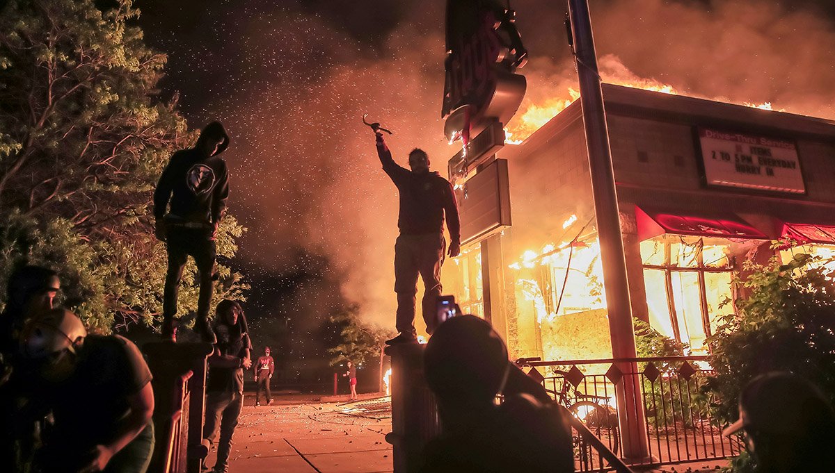 Trump arremete contra manifestantes y los liga a Biden