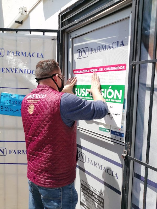 Profeco coloca sellos de suspensión en farmacia