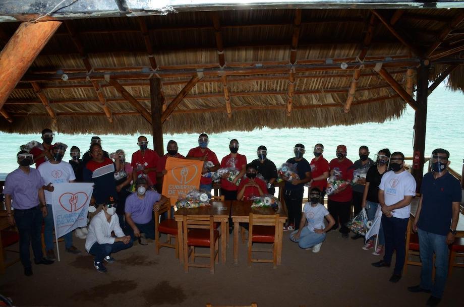 Entregan apoyos alimentarios y equipos de protección en Bahía de Kino