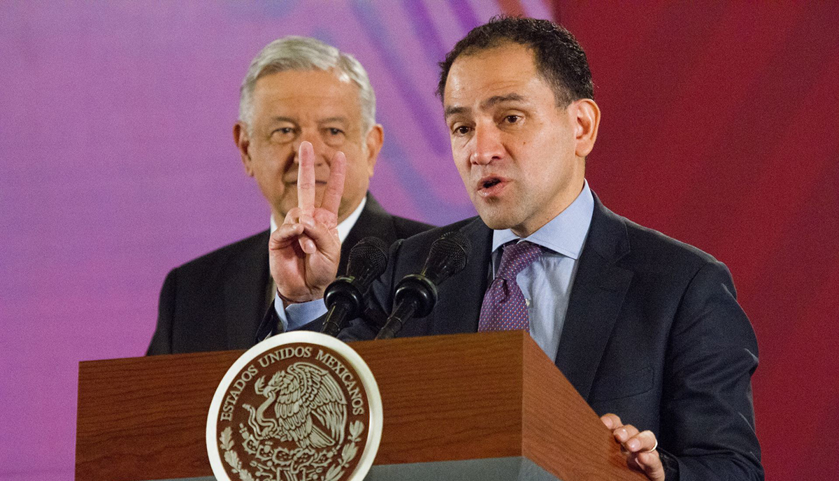 AMLO discrepa con Arturo Herrera: “cubrebocas no es clave para relanzar economía”