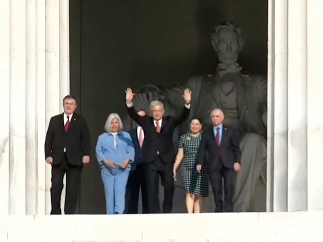 AMLO deposita ofrendas en los monumentos a Benito Juárez y Abraham Lincoln AMLO deposita ofrendas en los monumentos a Benito Juárez y Abraham Lincoln