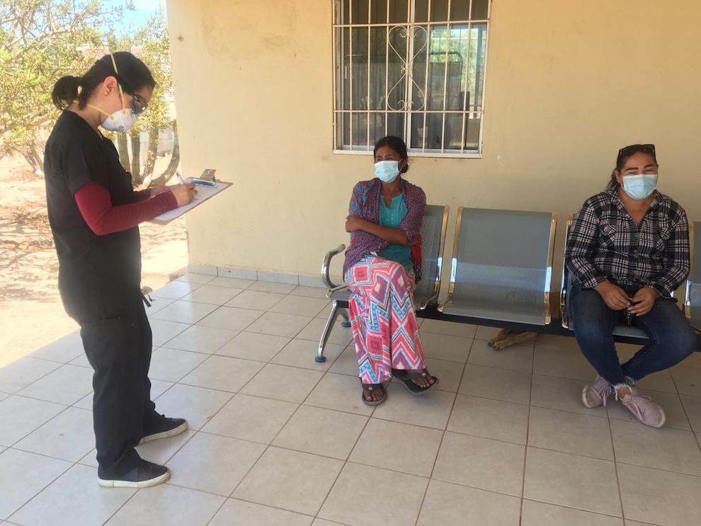 Atiende Salud Sonora a personal de Centro de Salud y residentes de Punta Chueca