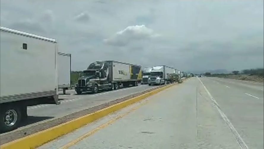 Yaquis bloquean nuevamente la México 15 a la altura del Danzante Yaquis bloquean nuevamente la México 15 a la altura del Danzante