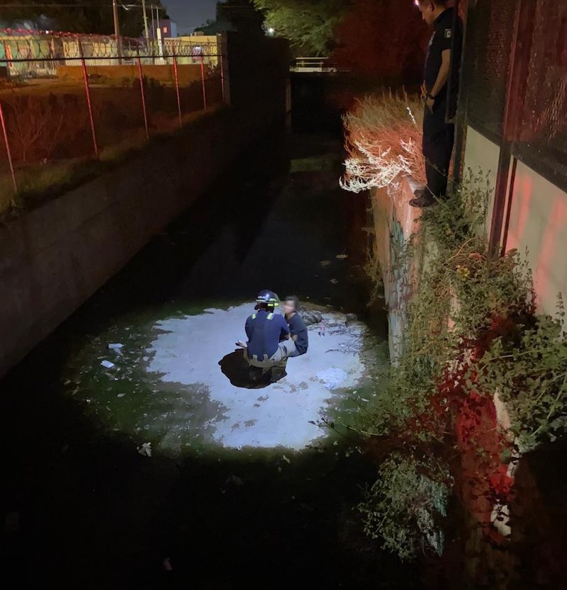 Auxilian rescatistas del Gobierno de Hermosillo a mujer atrapada en canal Auxilian rescatistas del Gobierno de Hermosillo a mujer atrapada en canal