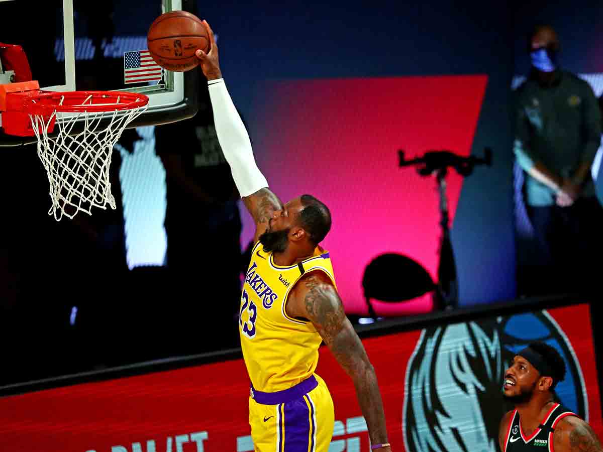 Lakers avanzan en los playoffs de la NBA