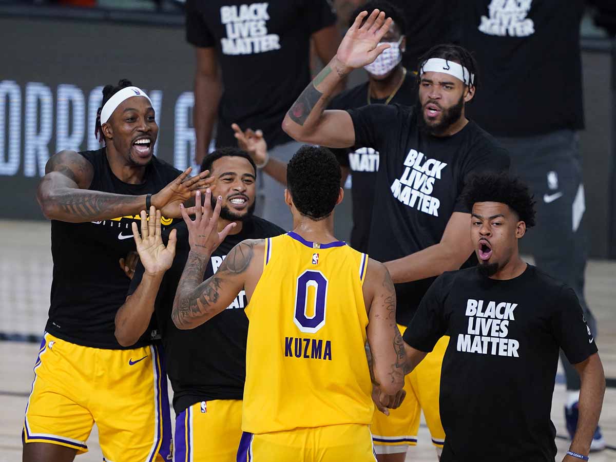 Triple de ensueño da victoria a Lakers