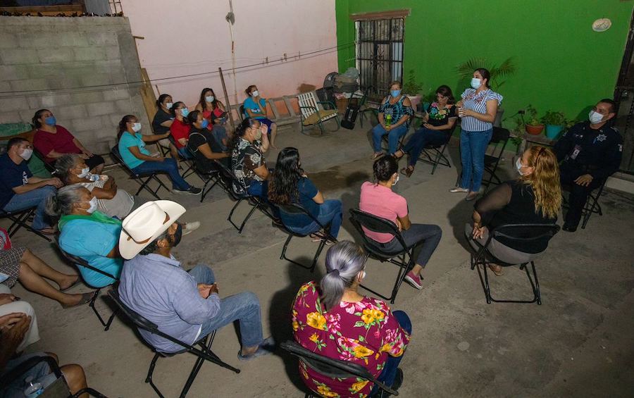Dialoga Celida López con vecinos de la colonia Cuatro de Marzo