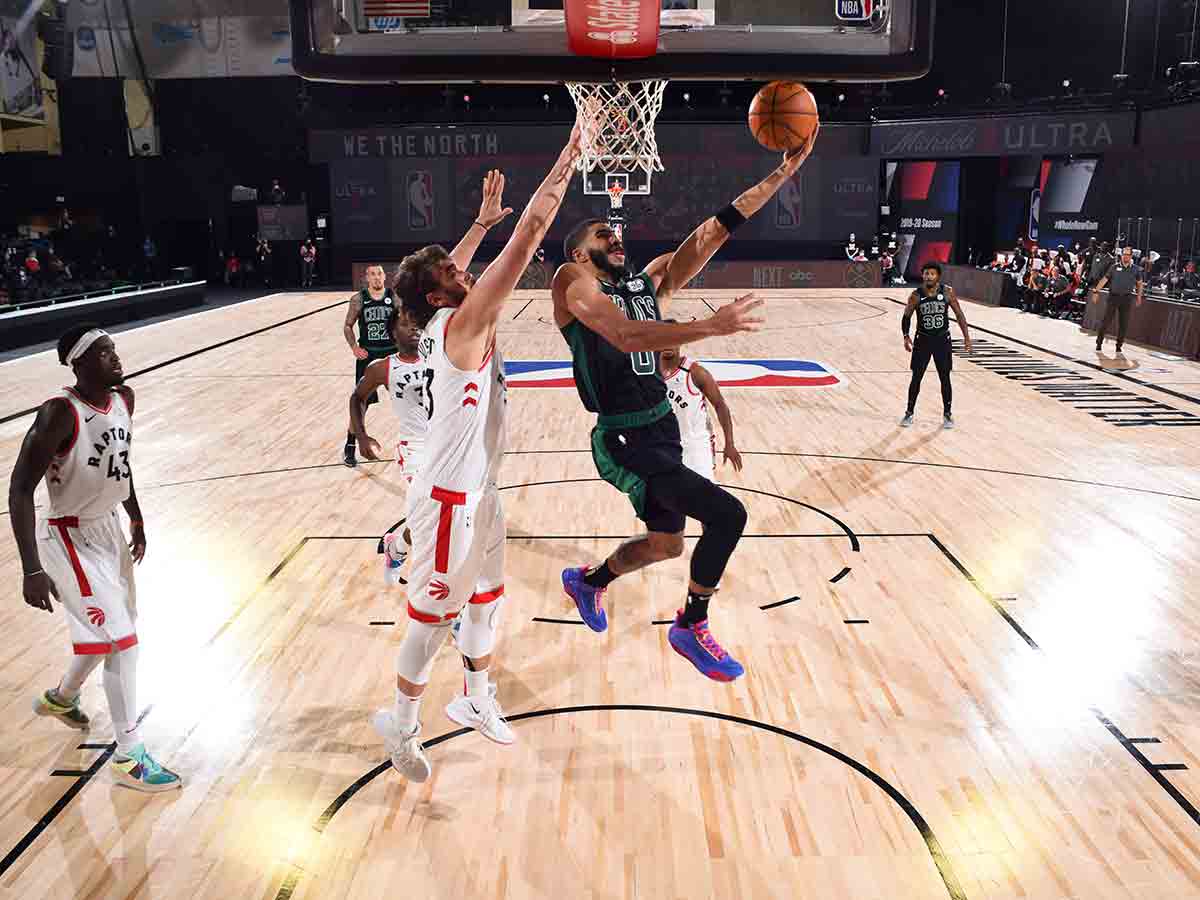 Celtics suman segundo triunfo de la serie ante Raptors