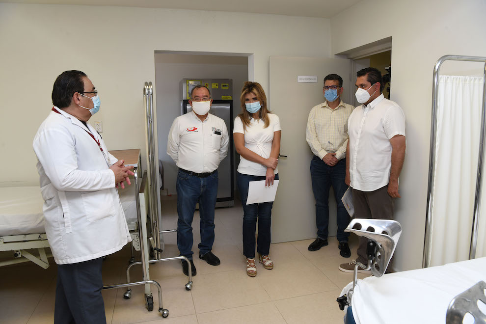 Entrega Gobernadora becas y supervisa obras del Centro de Salud en General Plutarco Elías Calles