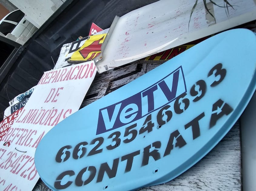 Retiran anuncios y pendones de la vía pública