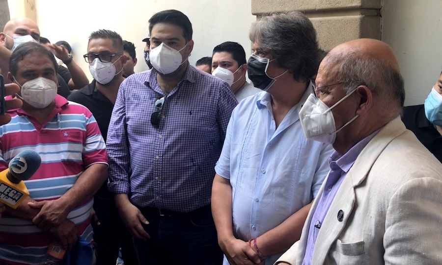 Atiende Secretario del Ayuntamiento solicitud de reapertura de bares en HMO