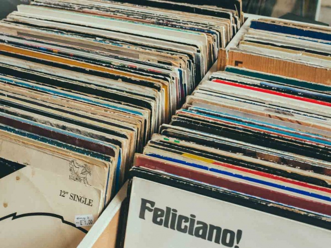 Ventas de vinilos superan las de CD por primera vez desde los 80 Ventas de vinilos superan las de CD por primera vez desde los 80