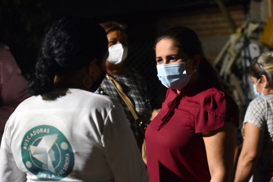 Dialoga Celida López con vecinos de la Solidaridad